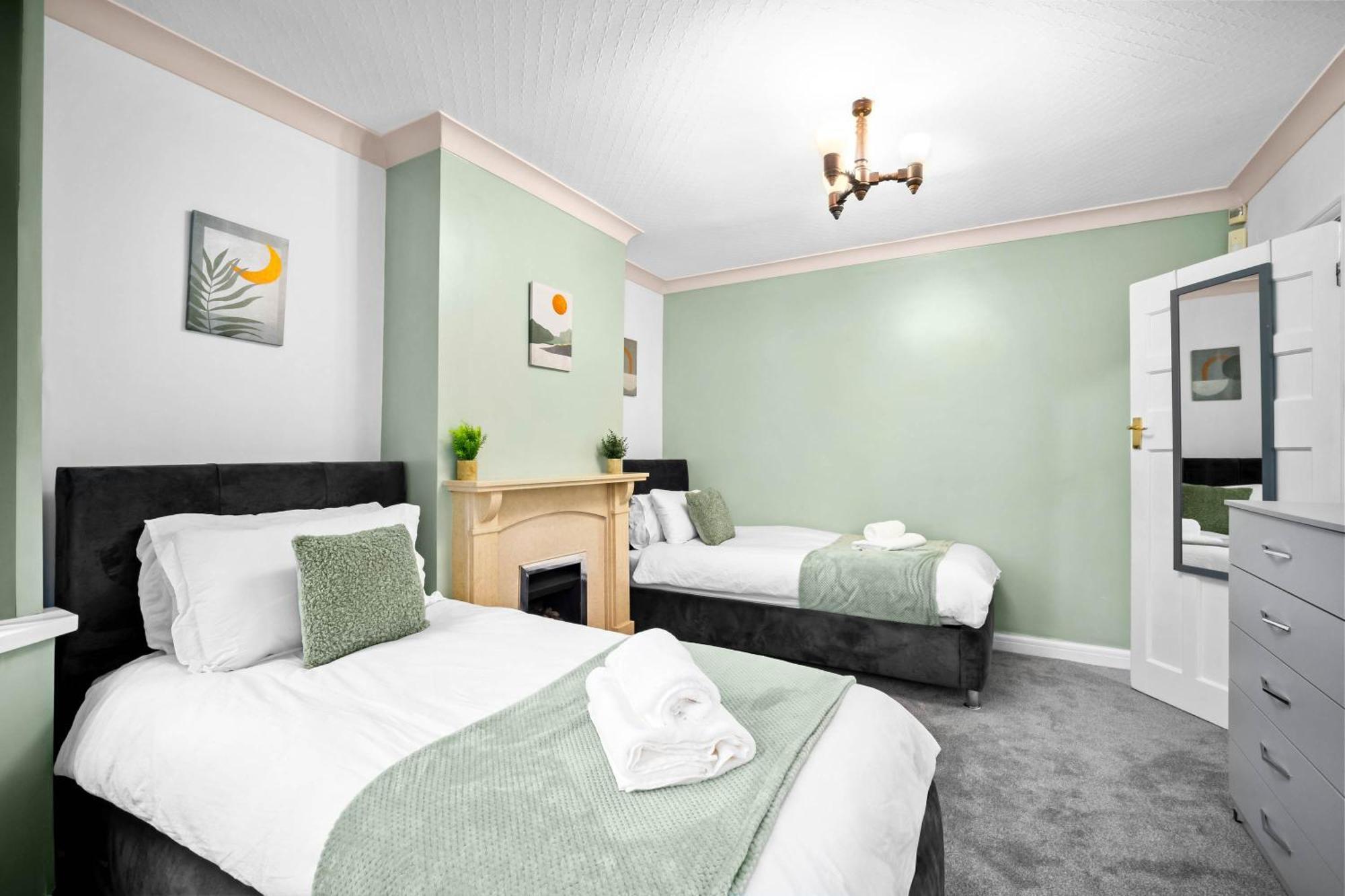 Modern 18 Guest Large Home In Solihull - Near Nec, Jlr, Hs2 And Bhx Бирмингам Екстериор снимка